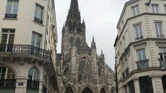 魯昂聖母大教堂建於12世紀至16世紀之間，圍繞三扇大門以及一