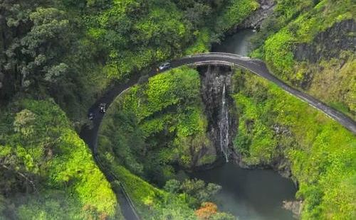 哈納公路也是一條風景非常的地方，公路上好多的美麗的天然的東西