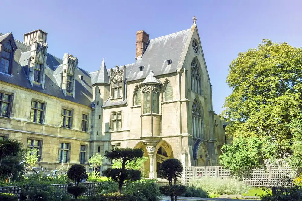 중세박물관 주변 호텔