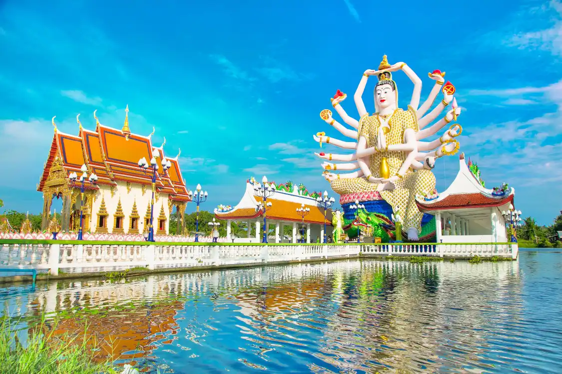 Các khách sạn gần Wat Plai Laem