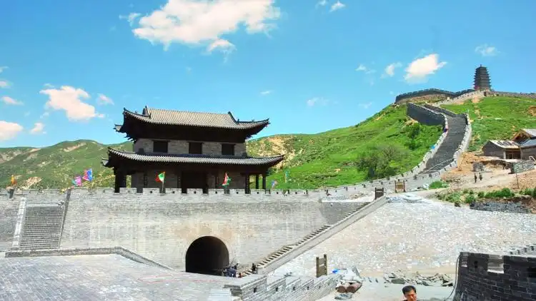 옌먼관 주변 호텔