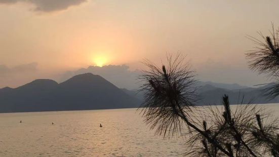 夕阳西下的太平湖大桥十分的美，那这眺的山，一座连着座，那平静