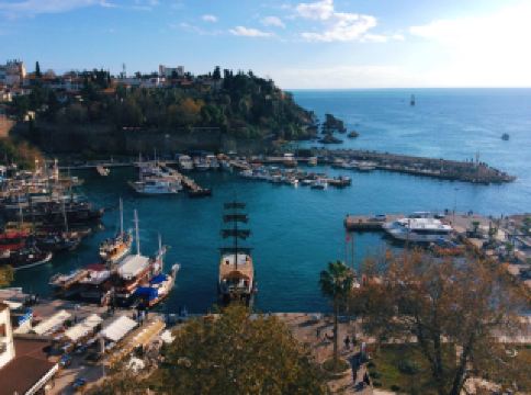 [지중해 항구도시, 터키 안탈리아(Antalya)] 1탄
안탈리아는, 
터키 남서부, 지중해의 안탈리아 만에 위치한 항구 도시 입니다. 

위의 사진은 안탈리아에서 가장 아름다운 뷰를 볼 수 있다는 
마리나 항구 (Old city marina) 인데요, 
지중해 바다와 항구를 한눈에 볼 수 있습니다.
눈 앞에 보이는 풍경이 너무 아름다워서, 넋놓고 한참을 바라보게 되는 곳입니다.

항구 아래 쪽으로 내려오면 
지중해 바다를 더 가까이 볼 수 있습니다.
하늘,바다, 성곽,야자수 까지, 심지어 사진 속 계절은 12월 겨울인데 수영하는 사람들이 있을 정도로 정말 따뜻했습니다.

마리나 항구 근처에는 공원이 많은데요, 
관광객 뿐만 아니라 안탈리아 시민들도 근처 공원에서 여유를 즐기고 있었습니다.

데이트하는 커플들 부터, 패러글라이딩 하는 시민들까지
정말 평화로움 그 자체였습니다.

터키는, 특히 안탈리아는
제가 터키라는 나라에 대해 가지고 있었던 
'보수적','무슬림의 나라' 라는
이미지를 완전히 탈피하게 해준 곳입니다.

요즘에는 '안탈리아에서 한달살기' 하는 사람들도 생겨나고 있더라구요.
저도 기회가 된다면 꼭 한번 다시 가고싶은 여행지 1순위 입니다. 

#터키#안탈리아#지중해
#turkey#antalya
#土耳其#安塔利亚
#trippal