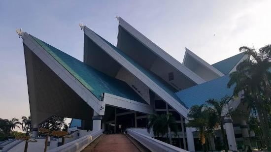 剧院很漂亮，虽然没有进入里面参观，但是单纯从建筑设计上感觉就