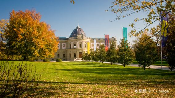 Fountain+Flower Clock+Saint-Pierre Cathedral+Initium Watches