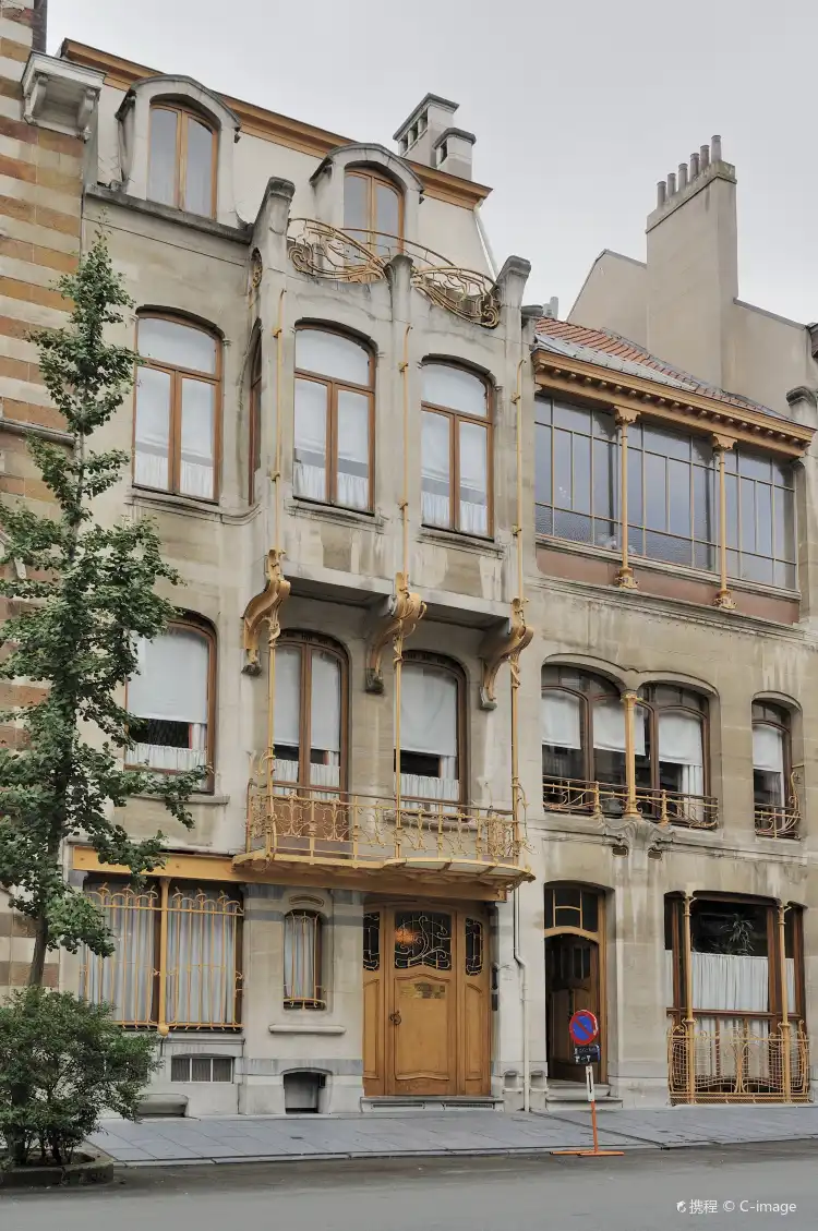 Hotel dekat Base Design Brussels