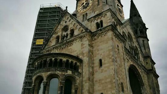 威廉皇帝纪念教堂，柏林仅存的二战遗迹之一。教堂曾于1943年