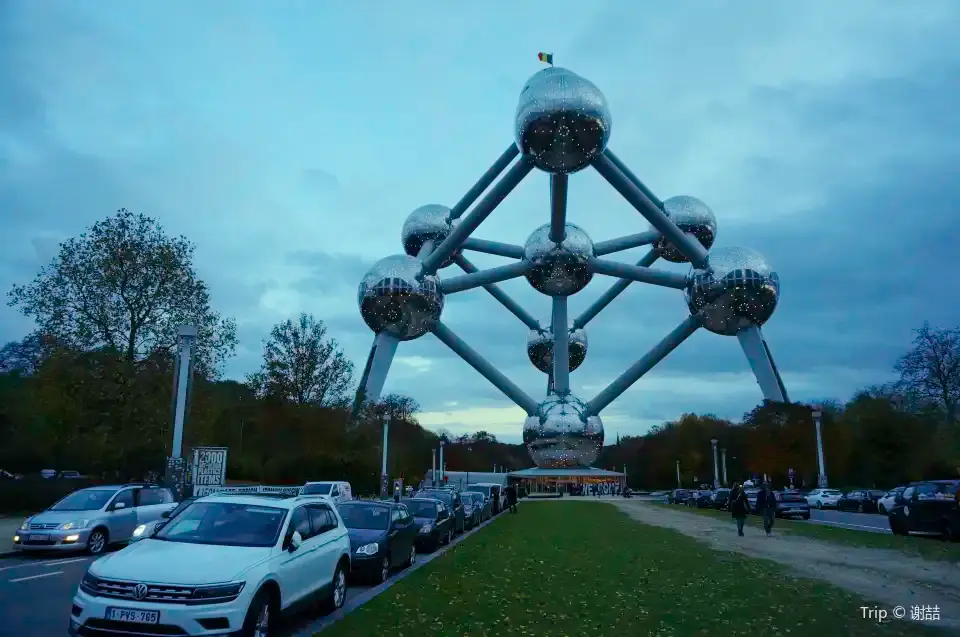 3_Atomium