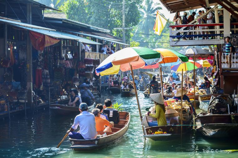 Damnoen Saduak Floating Market