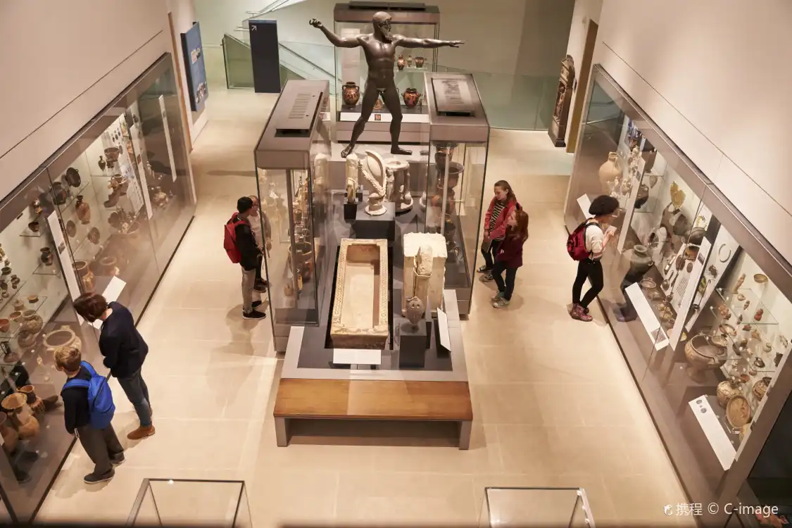 Hotels near Smithsonian National Museum of Natural History