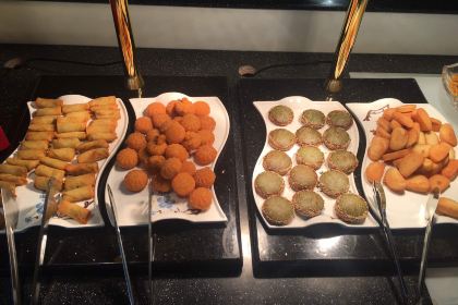 Shengshijingdianniupai·oushangcanyin (baolongchengshiguangchang)