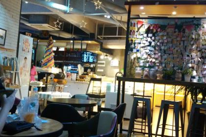 ZHONG SHAN SHI DAN QI OU PA NA DE LUO HONG BEI SHENG HUO GUAN