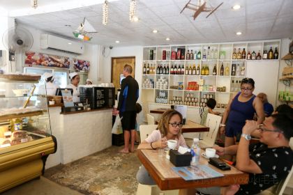 Gusto Y Gustos Deli and Bakery