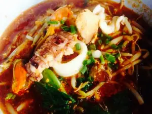 Tomyam Noodle Rim Khuean