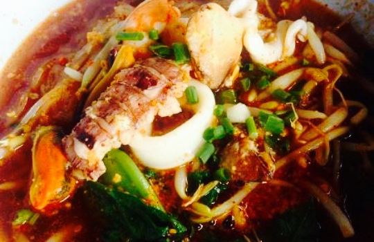 Tomyam Noodle Rim Khuean