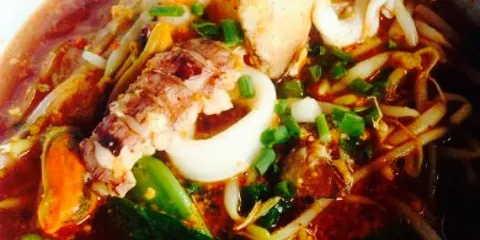 Tomyam Noodle Rim Khuean