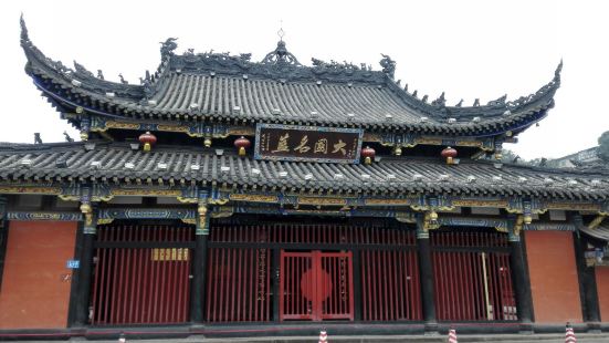 内江圣水寺座落于四川内江市中区西北部壕子口，距离内江火车站不