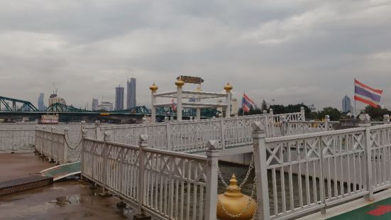 在湄南河畔步行區散步的時候就能看到不遠處的橫跨湄南河的紀念橋