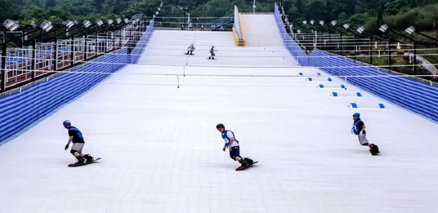 Skiing in Huanggang