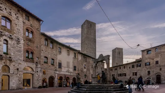 Piazza della Cisterna - San Gimignano