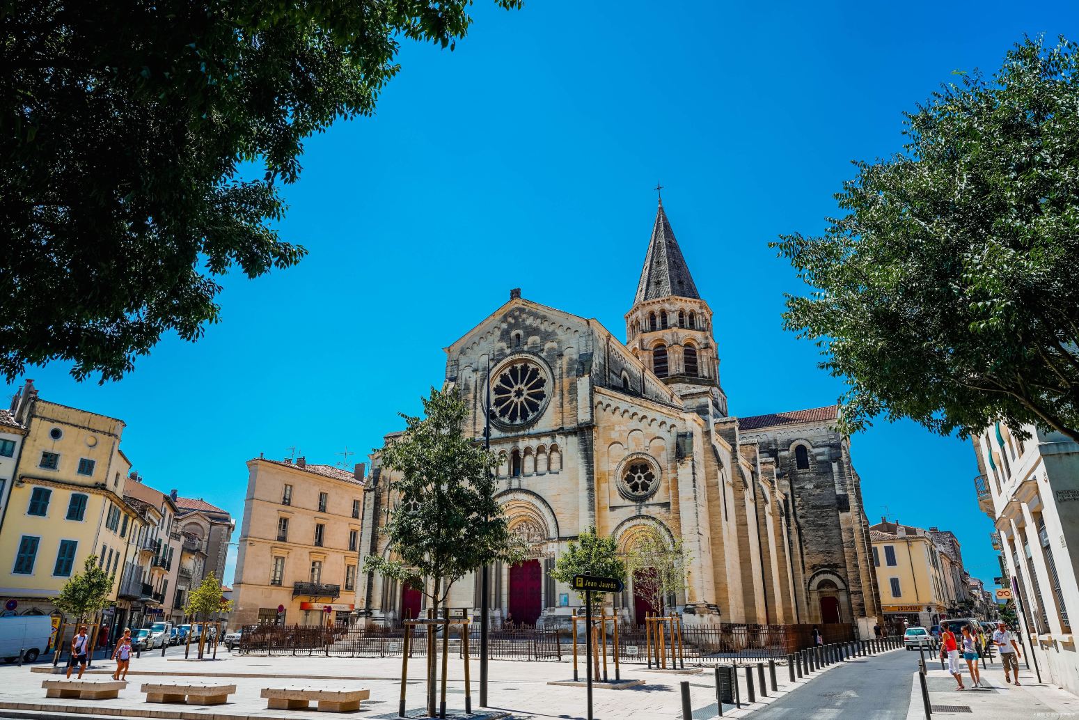 Compare 5 airports near Nimes
