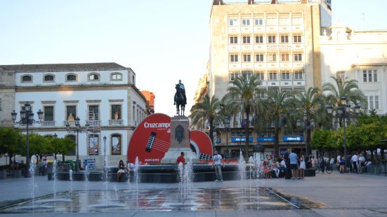 在科尔多瓦坦蒂里亚斯广场的中央，立着一尊骑马铜像，广场四周的