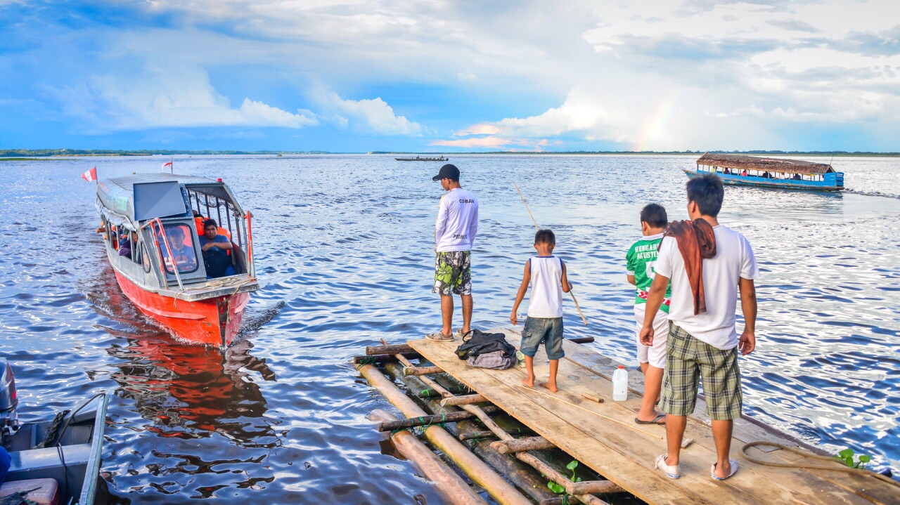 Thailand and the Maldives have very romantic net red floating houses, but in Iquitos, Peru, Colombia, and Brazil, the Belm floating area is not so romantic. It was once written by American writer Chikas. In the book Equator, I read the introduction of the relevant residential areas. In order to see their real life, I ran to the dock of the Amazon River and found a child rowing me to the floating house. There are thousands of people living in the 
Belem water shack area. They live in a floating house on the water. At about 7 o'clock every day, the market sells fruits and wild animal products harvested from the jungle. When I first arrived at the village, It started to rain, which happened to be the rainy season of the Amazon, so the water level rose very high, but the villagers still drove the ship between the houses. 
Floating house households are connected, and they are firmly tied together in order to avoid being washed away by water. 
The fishermen are mostly in and out of the village. The simple style of the fishing village is vivid. The majority of the residents of the floating village are Peruvians who live on fishing and live in the simple waters of Ninglang. 
The dream of their whole life is to make enough money to buy a fixed house on the shore.