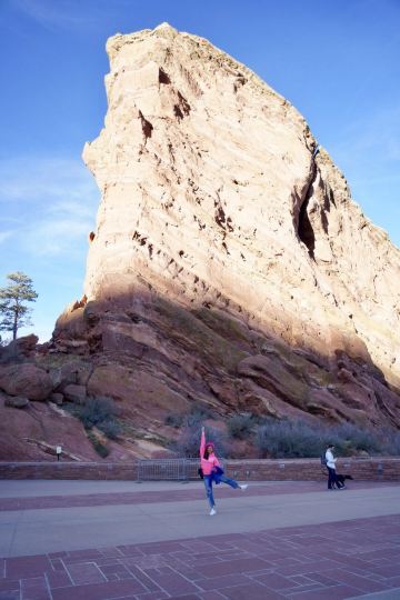 Located in the Red Rocks Park & Amphitheatre Red Rock Theatre in Colorado, USA, as the name suggests, the row of stairs can accommodate a large audience, and the three large red rocks on the slopes of the Rocky Mountain are distributed in a font, two of which are grounded. From the beginning, the momentum is extraordinary. 

The combination of nature and human imagination