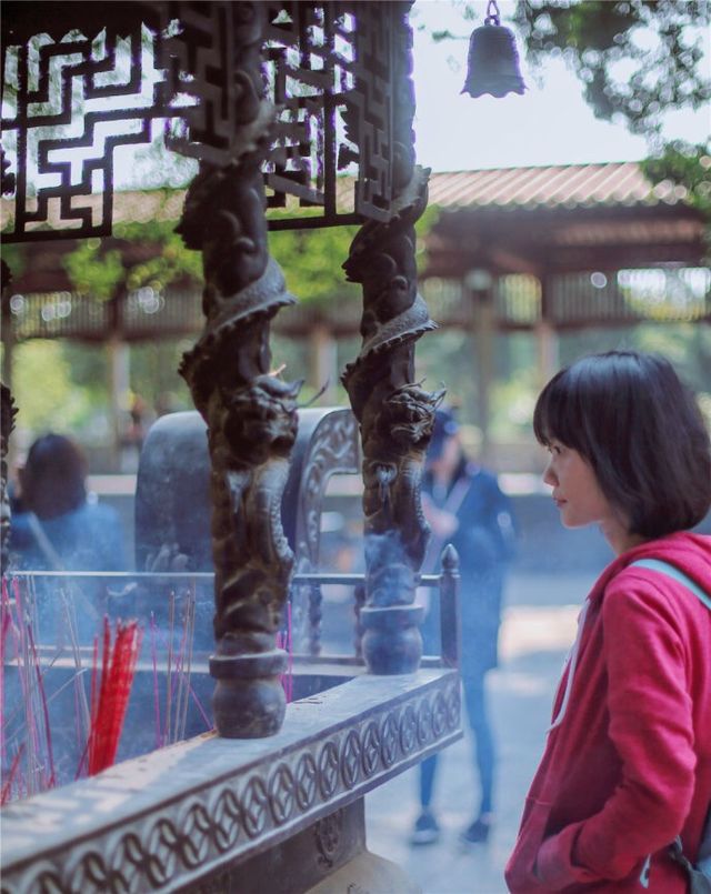 被譽為“泉南佛國”的泉州，星羅棋佈著大大小小的寺院。其中不得不提的，自然是擁有1300多年歷史的開元寺。它座落在平平無奇的西街，與凡世的隔絕只靠山門前象徵性的屏障一紫雲屏，這無形中縮短了塵世與佛門的距離。雖缺少名山大川的陪襯，卻多了善男信女的親近。算來開元寺絕對是泉州排名前幾的景點，但沒有門票，人人都可以來參拜，確實難得。