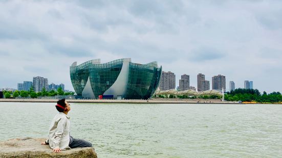 水上世界在徐州云龙湖中，从音乐厅步行过去也就十分钟时间，虽然