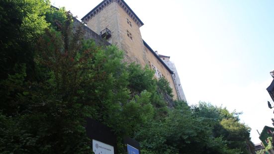 安纳西城堡博物馆历史上曾是日内瓦伯爵所在地，12&mdash