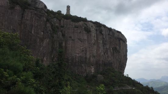 還是在方山風景區！當你一路感到無味的時候！方山火山岩的山頂呈