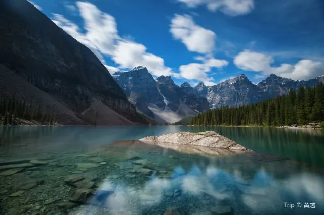 20 Dollar View: A Visit to The Beautiful Lake Moraine in Banff