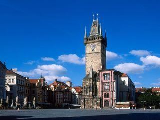 布拉格的市政厅也很有特色的，也是这里的老城区的核心地带，市政