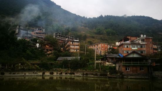 老姆登教堂不是很大，由于位于碧罗雪山半山腰的老姆登村，足可以