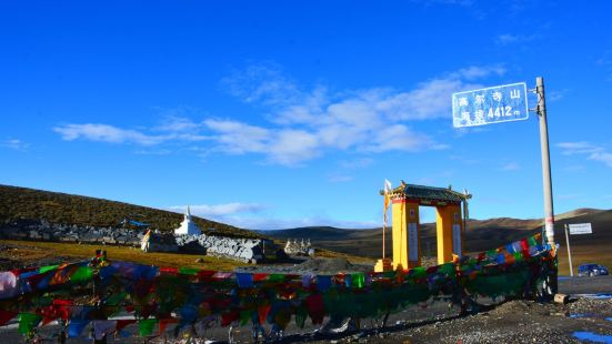 高尔寺山黑石城位于甘孜州高尔寺山的山顶平台上，黑石城并不是真