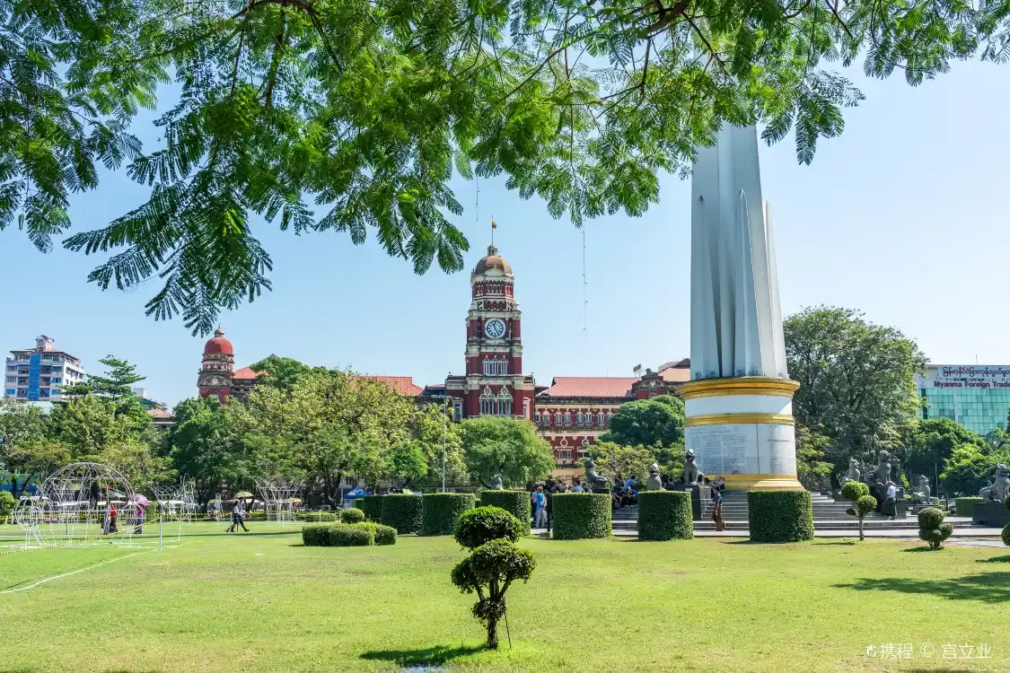Hotels near Maha Bandula Park