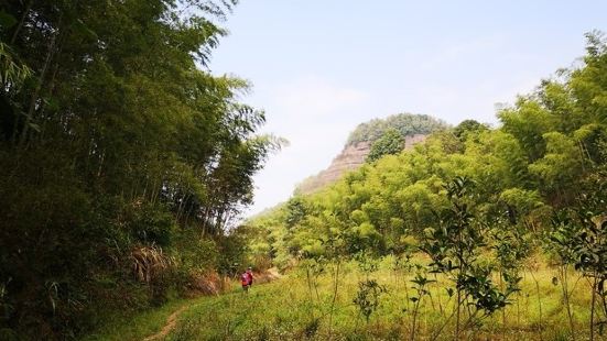 鹅公鹅婆寨沿神仙寨溯东江而上，两岸石峰如林，其中有的像一对正