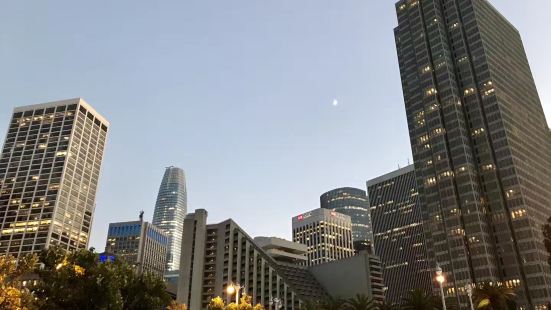 圣彼得与圣保罗教堂是旧金山非常漂亮的一座教堂的，教堂是罗马式