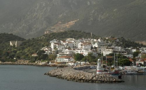 地中海沿岸一个色彩斑斓的小镇，以渔业和旅游业为主，但由于没有