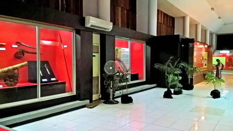 Hotels in Parit Tokaya