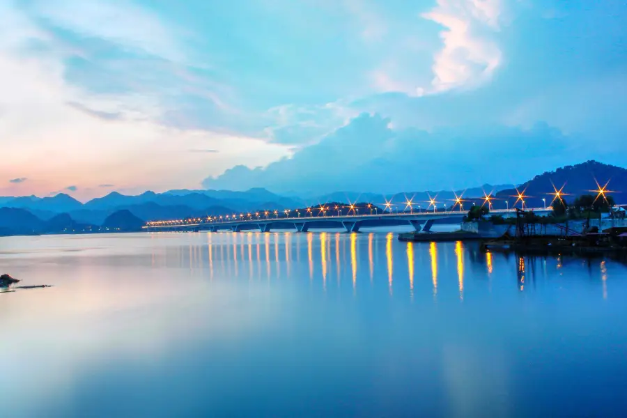 Мост озера Цинь-Исуа