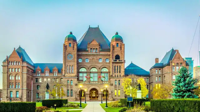 鄰近安大略省議會大樓的酒店