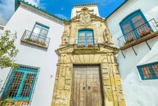 Hoteles cerca de Palacio de Viana