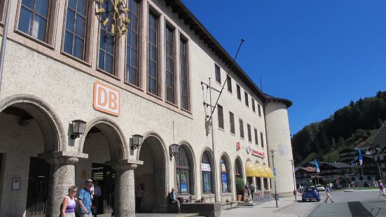 贝希特斯加登城区很小，火车站就是中心，站前是发往周边景点的巴