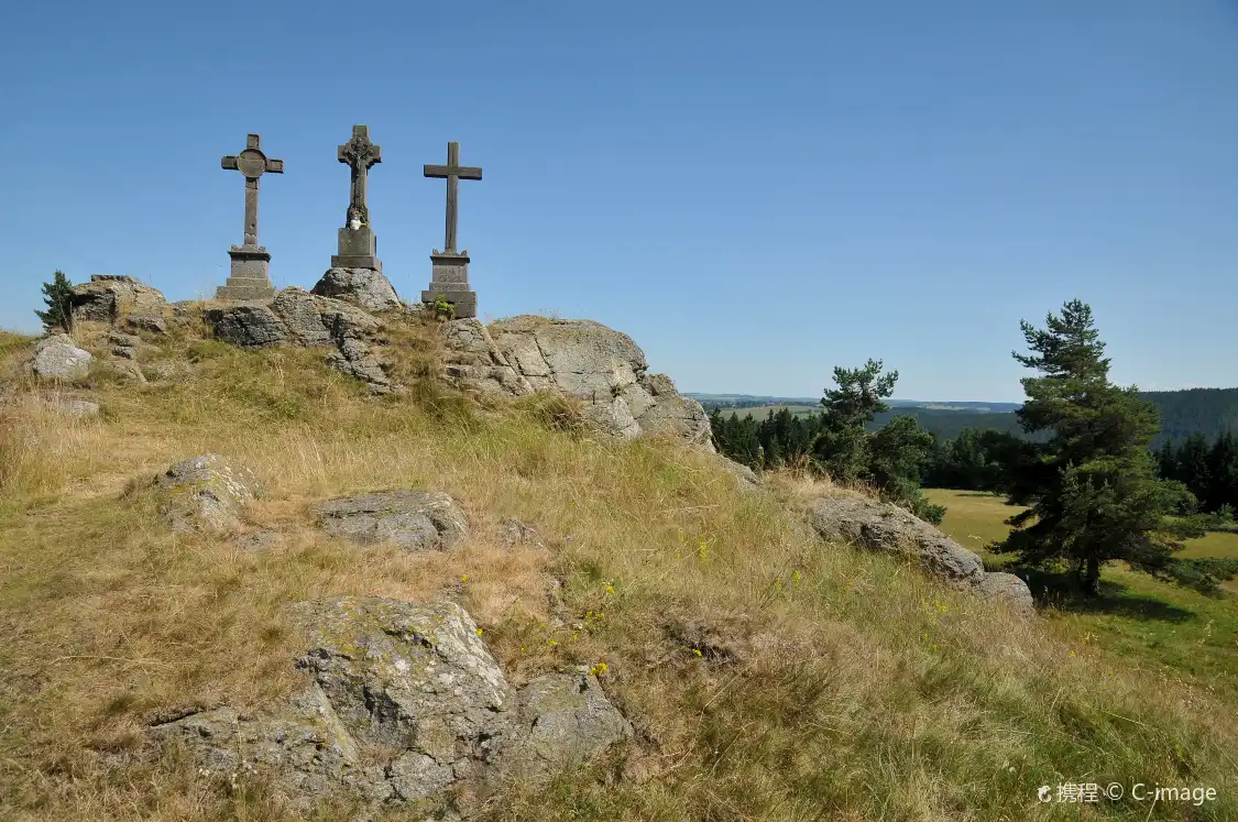Hotels near Three Crosses Lookout