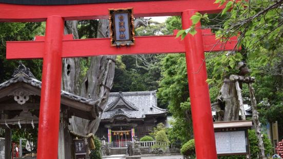 白浜神社是地处白浜海岸边的日本寺院，这里面朝大海，背靠郁郁葱