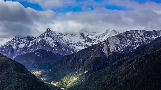 四月二十七號去的，遇上大雪，很冷後悔沒有穿厚衣服上來，不論什