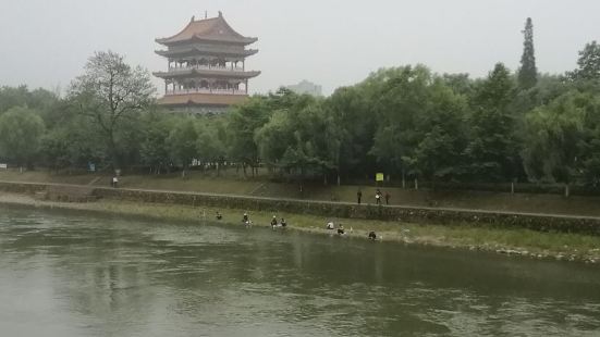 公園座落於秀江路沿着袁河的一座小島上。園內有鑄鐵造像的歷史上