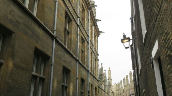 三一巷其实就是剑桥圣三一学院外的一条狭窄的小巷，应为电影万物